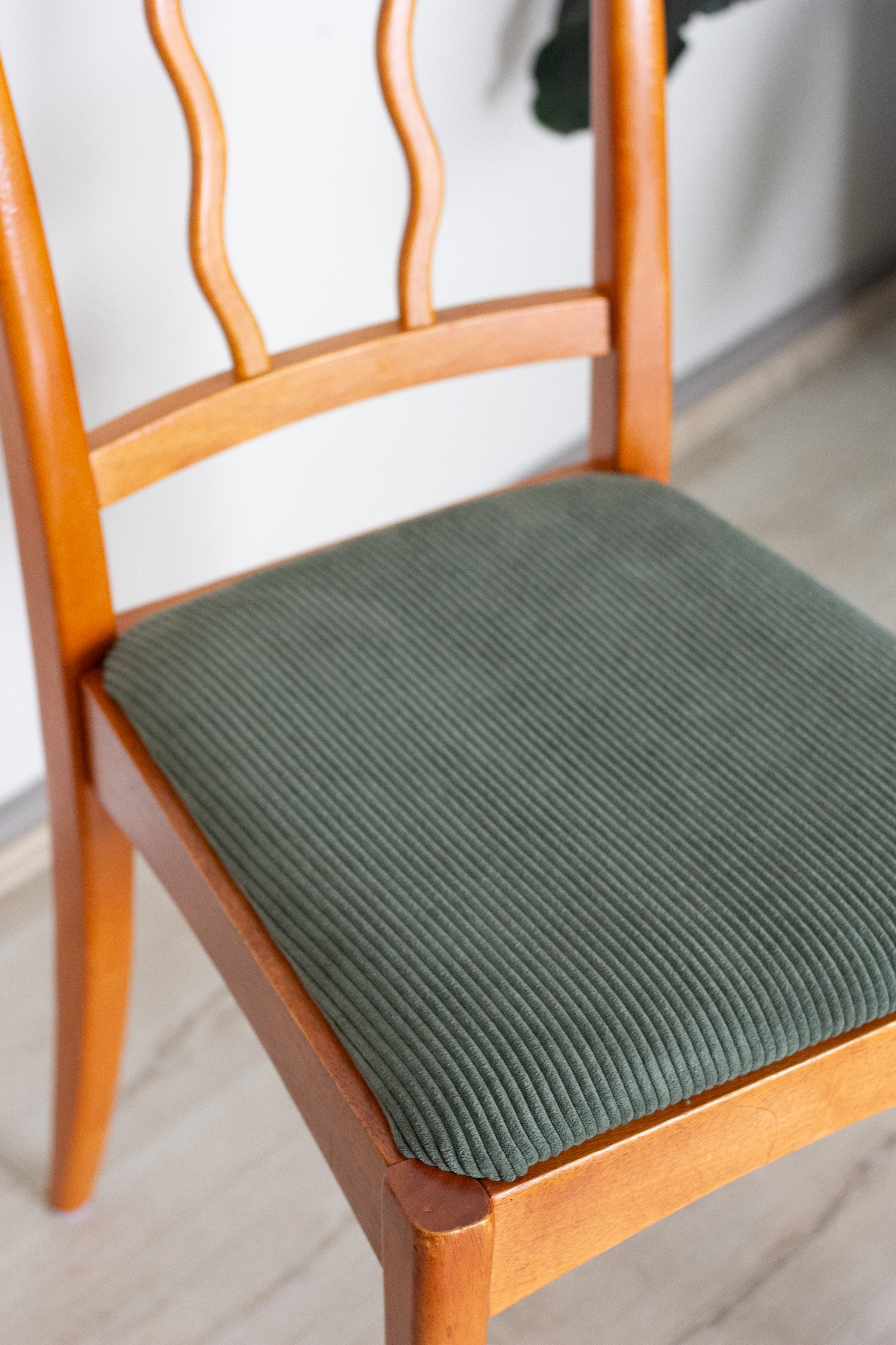 Mid Century Inspired Wavy Dining Chairs x6