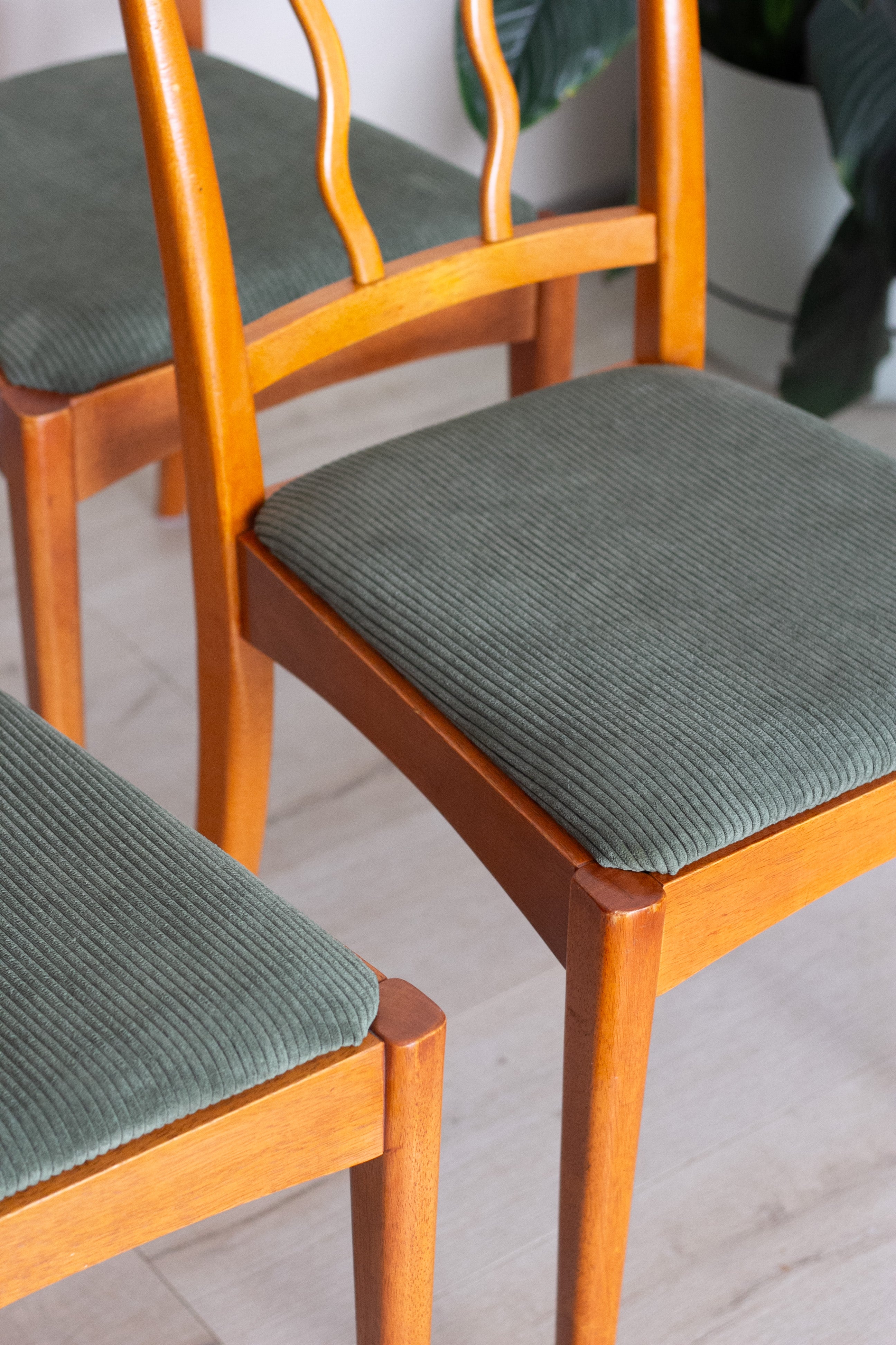 Mid Century Inspired Wavy Dining Chairs x6